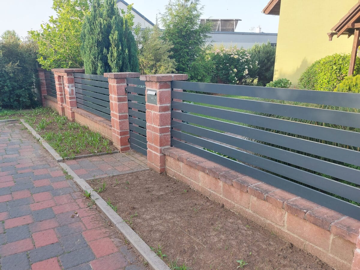 ALU-MASIV: hliníkový plot u rodinného domu