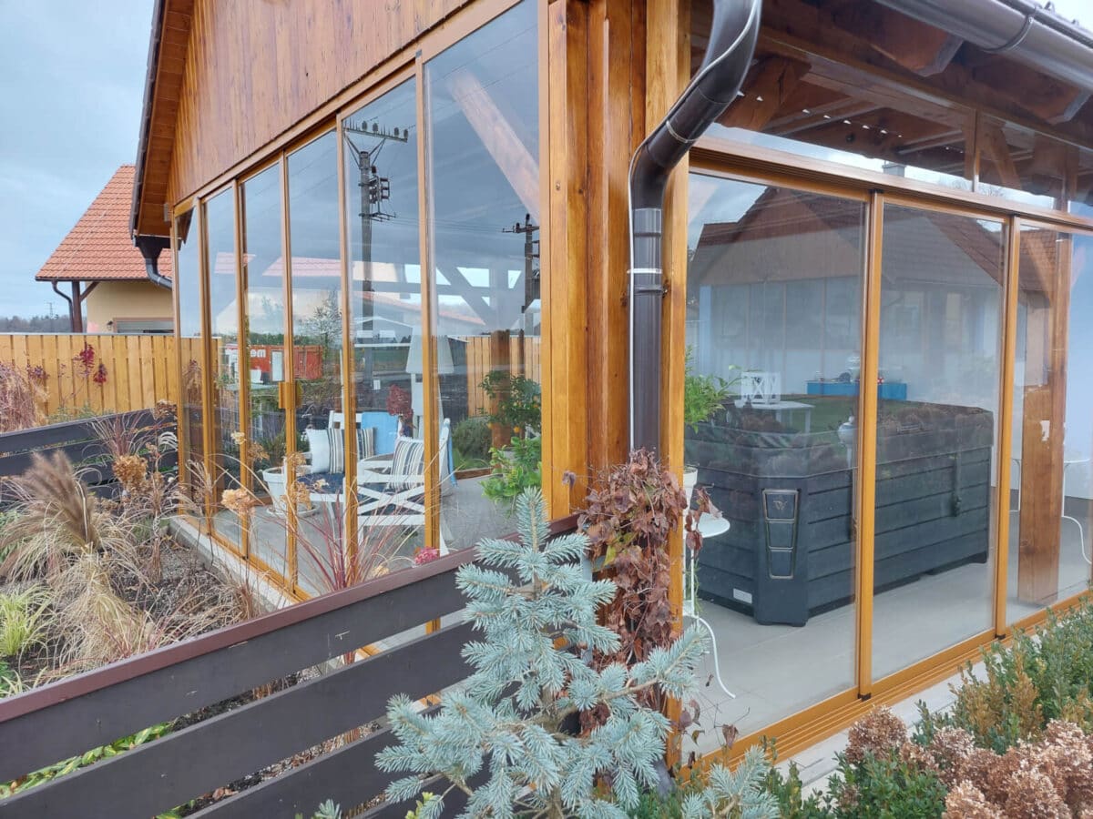 ALU-MASIV: dřevěná porgola - zasklení z hliníku, Třeboň